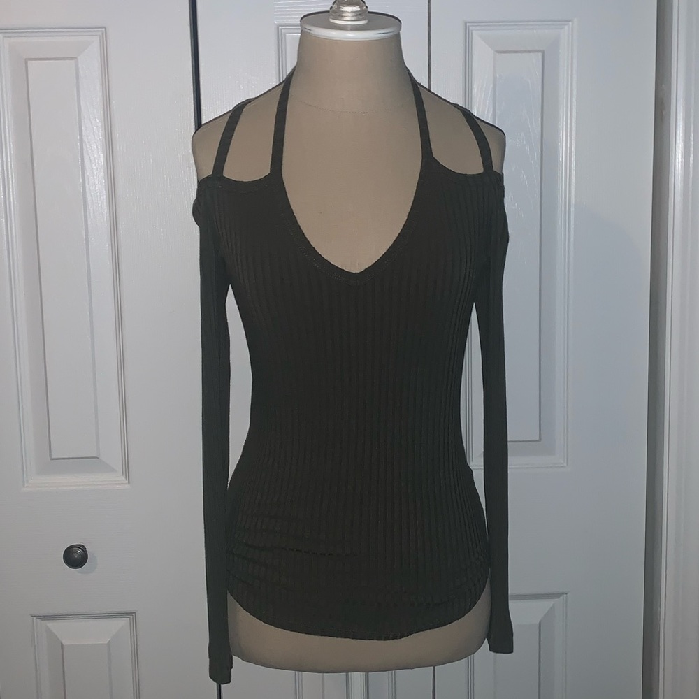 Olive green long sleeve ribbed v-neck top with strappy open back 🍃